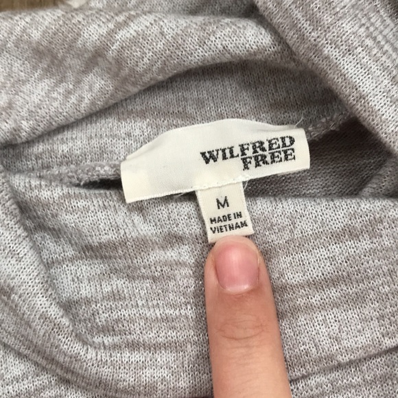 Aritzia Wilfred Free soft and slouchy sweater - Picture 3 of 6